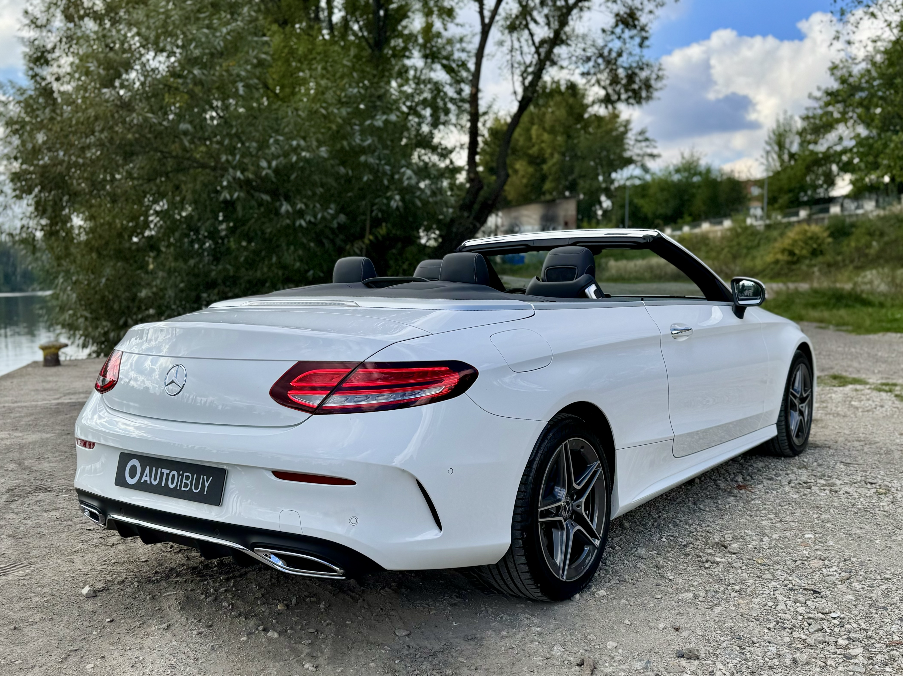 MERCEDES C CABRIO 300d AMG | české ojeté auto skladem | stylový naftový kabriolet 245 koní | automat | pohon zadních kol | bílá s černou látkovou stahovací střechou | černý interiér alcantara / kůže | super výbava | skvělá cena | nákup online AUTOiBUY.com